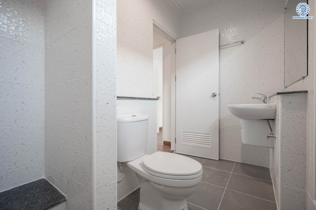 บ้านมือสองตกแต่งใหม่ แบรนด์ Property Perfect ม.เดอะวิลล่า ราชพฤกษ์-ท่าอิฐ ทาวน์เฮ้าส์ เนื้อที่ 18 ตร.ว. ฟังก์ชัน 3 ห้องนอน 2 ห้องน้ำ 1 ที่จอดรถ บนทำเลเชื่อมต่อทั้งถนนรัตนาธิเบศร์ และถนนราชพฤกษ์ และเพียง 10 นาทีถึงรถไฟฟ้า "สถานีบางรักน้อยท่าอิฐ"